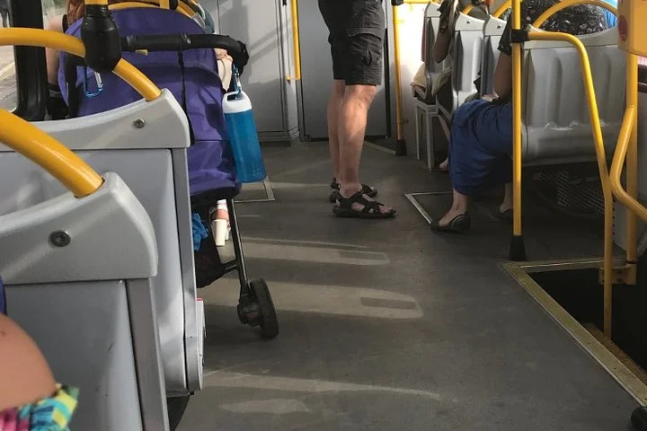 Rodzice przewinęli dziecko w tramwaju. Pasażerowie wściekli