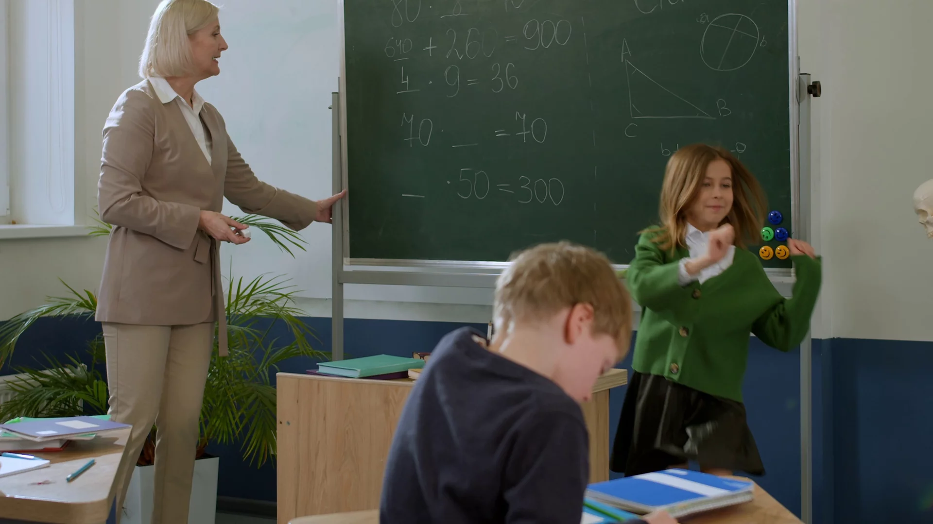 Szkoła bez dzwonków i lekcji przez tydzień? MEN ma plan, który podzielił nauczycieli i rodziców