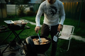 grill, jak rozpalić grilla, rozpałka do grilla, naturalna rozpałka, jak rozpalić grilla bez rozpałki, domowy trik na grilla