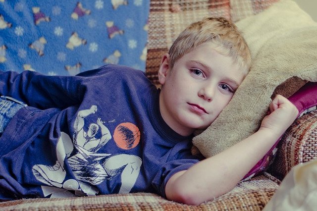 Fot. Pixabay / [url=https://pixabay.com/en/boy-cranky-sad-laying-down-couch-694763/]RachelBostwick[/url] / [url=https://pixabay.com/en/service/terms/#usage]CC0 Public Domain[/url]