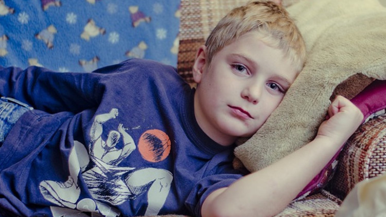 Fot. Pixabay / [url=https://pixabay.com/en/boy-cranky-sad-laying-down-couch-694763/]RachelBostwick[/url] / [url=https://pixabay.com/en/service/terms/#usage]CC0 Public Domain[/url]