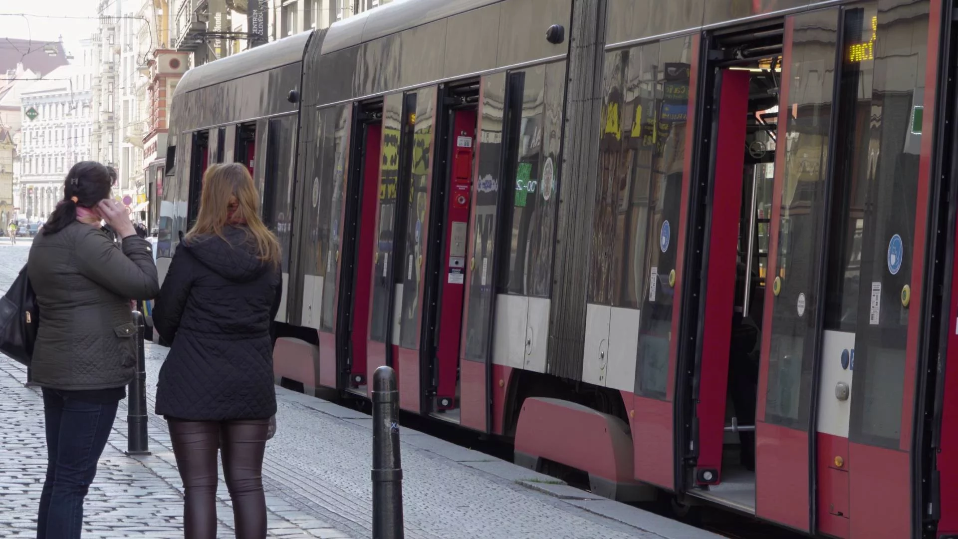Słowa kobiety w tramwaju do nastolatków porażają. Ten stereotyp nigdy się nie skończy