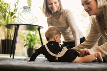 Kształciałki, kolekcja odzieżowa zaprojektowana przez łódzki start-up Say Mommy, składa się z ubranek wspierających konkretne procesy rozwojowe u niemowląt. Dzięki niej młodzi rodzice mają ułatwione życie w opiece nad niedawno urodzoną pociechą