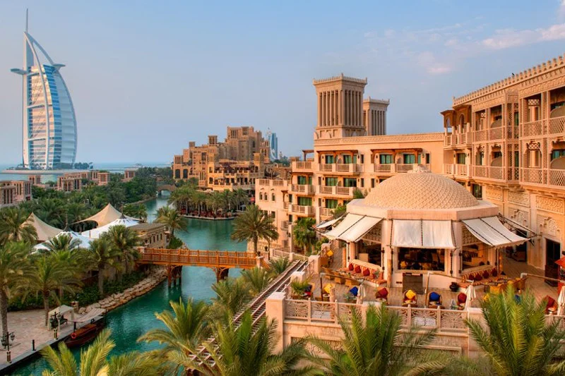 W swojej ofercie dla dzieci Madinat Jumeirah Al Qasr ma głównie dostęp do Sinbad's Kids Club z bogatym programem zajęć