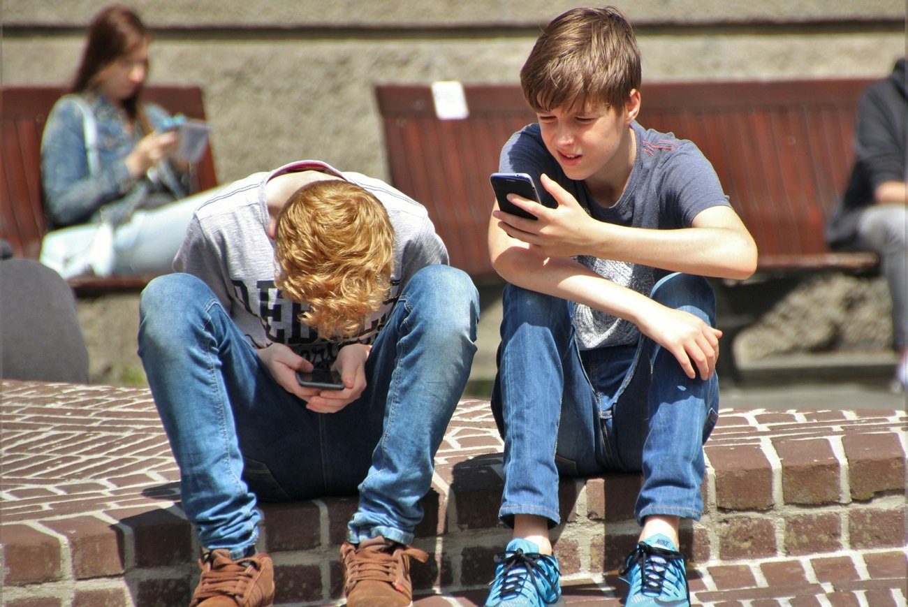 chłopcy z telefonami