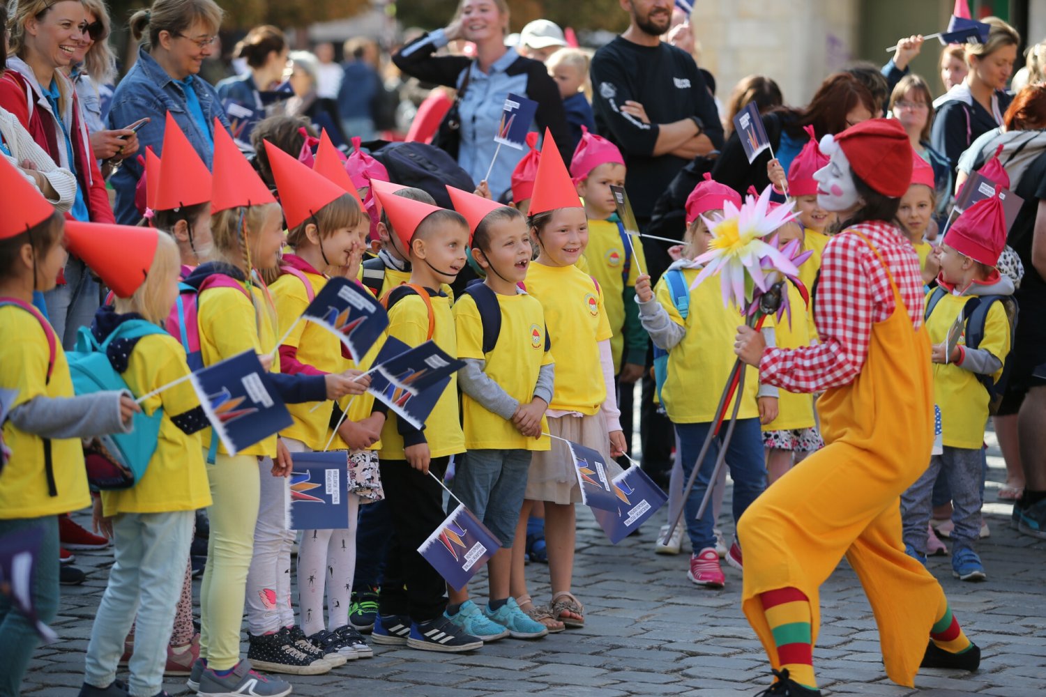 "Ja nie jestem przedszkolakiem" - oburzają się rodzice i po nocach malują kropki na bluzkach