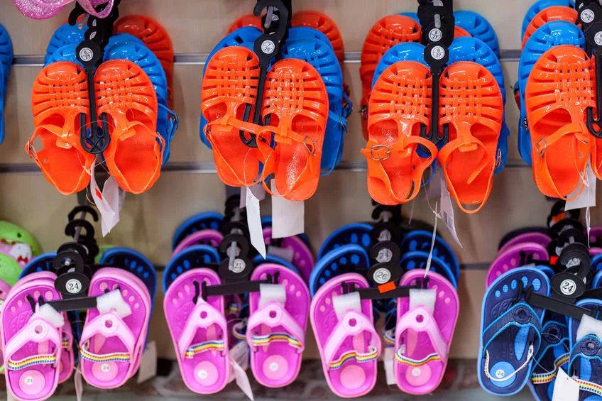 Plastikowe buty mogą zniszczyć stopy dziecka.