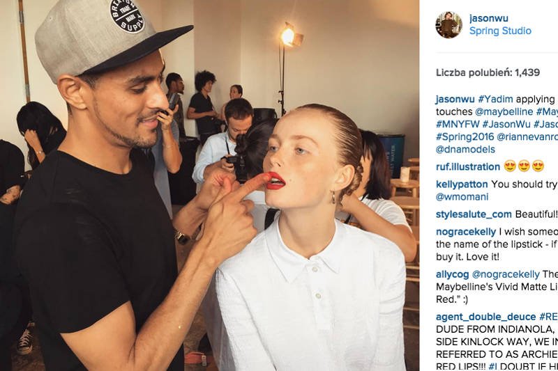 Yadim, makijażysta, który stworzył look do pokazu Jasona Wu śmiało wgniata w usta modelki kolor