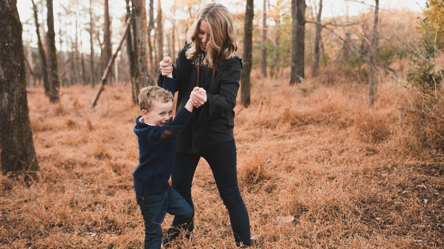 Wychowanie dzieci po 40 to podwójne wyzwanie. Perimenopauza sprawia, że jesteś inną matką Na zdjęciu mama z synkiem.