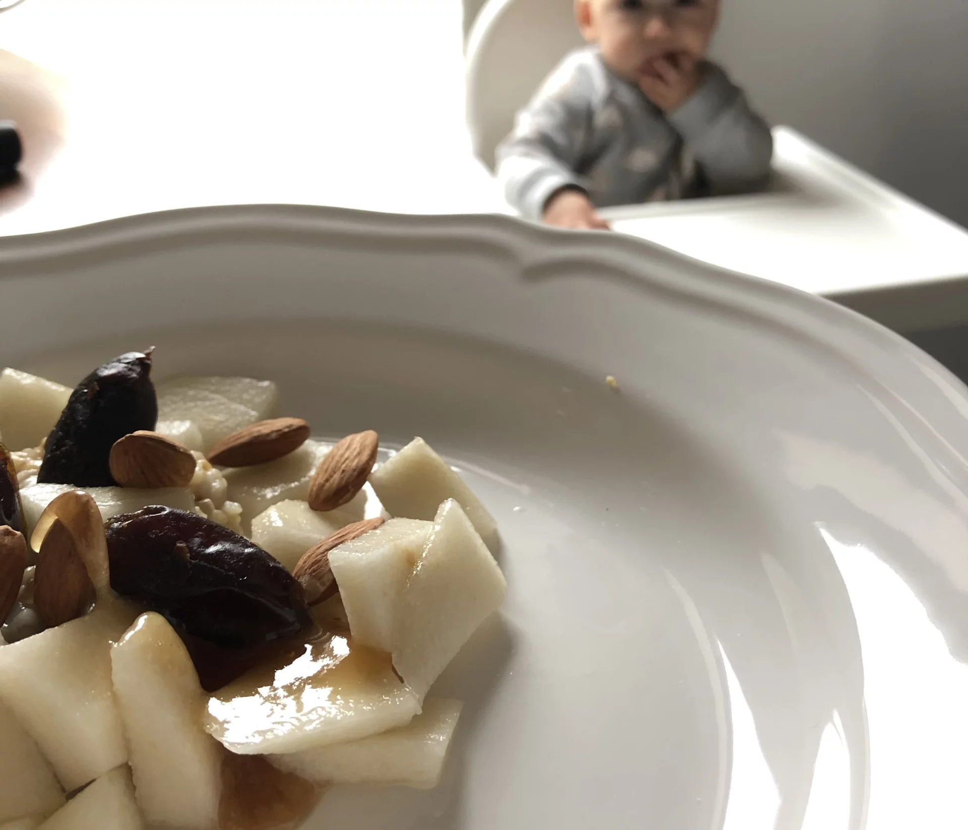 Na zdjęciu kasza z gruszką, daktylami i migdałami w wersji dla tych nieco starszych.