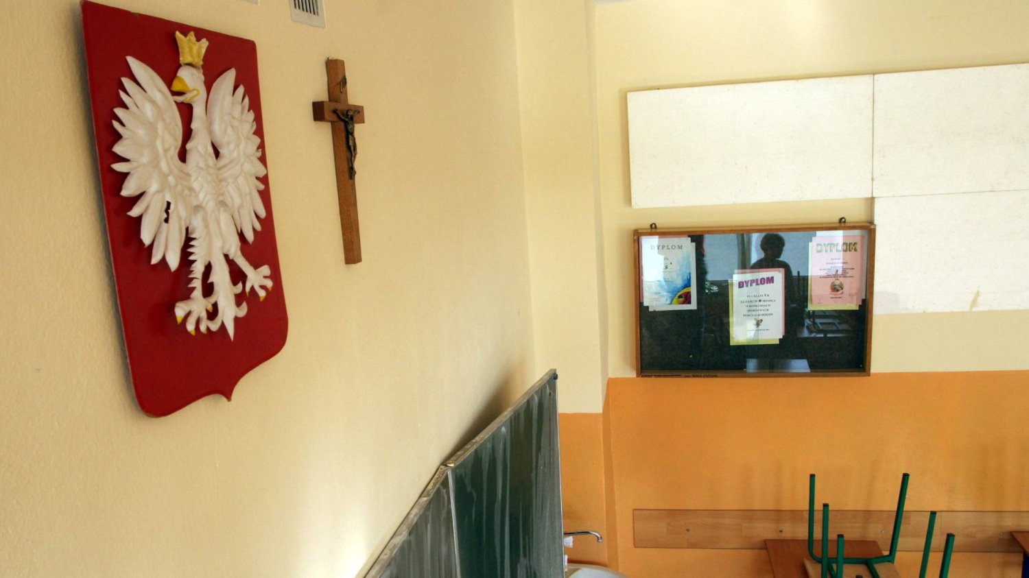 krzyż na ścianie w klasie lekcyjnej krzyż na ścianie w klasie lekcyjnej
