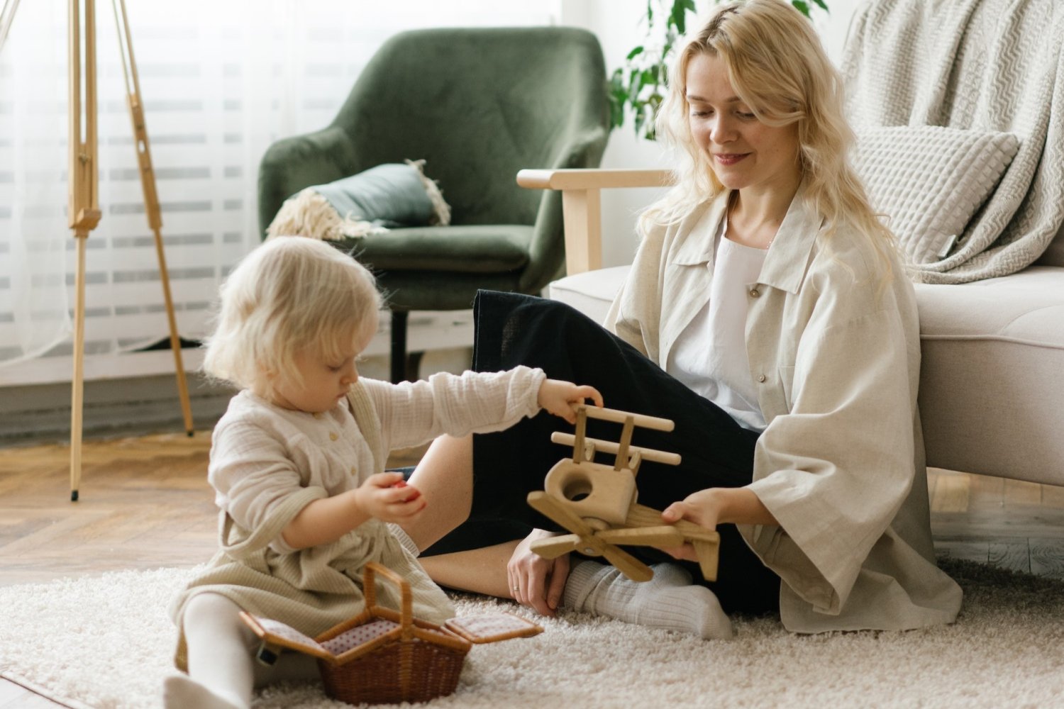 jak bawić się z dzieckiem, zabawa z dzieckiem jest nudna, dziecko wymyśla dziwne zabawy, dlaczego dziecko nie bawi się samo