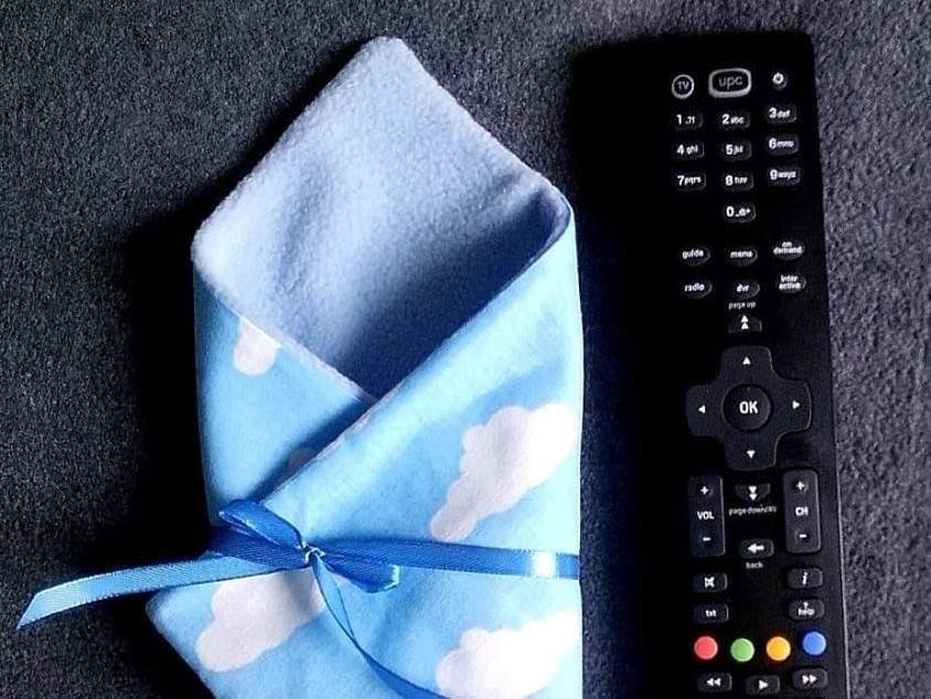 "Tęczowy kocyk" to grupa, która szyje malutkie ubranka