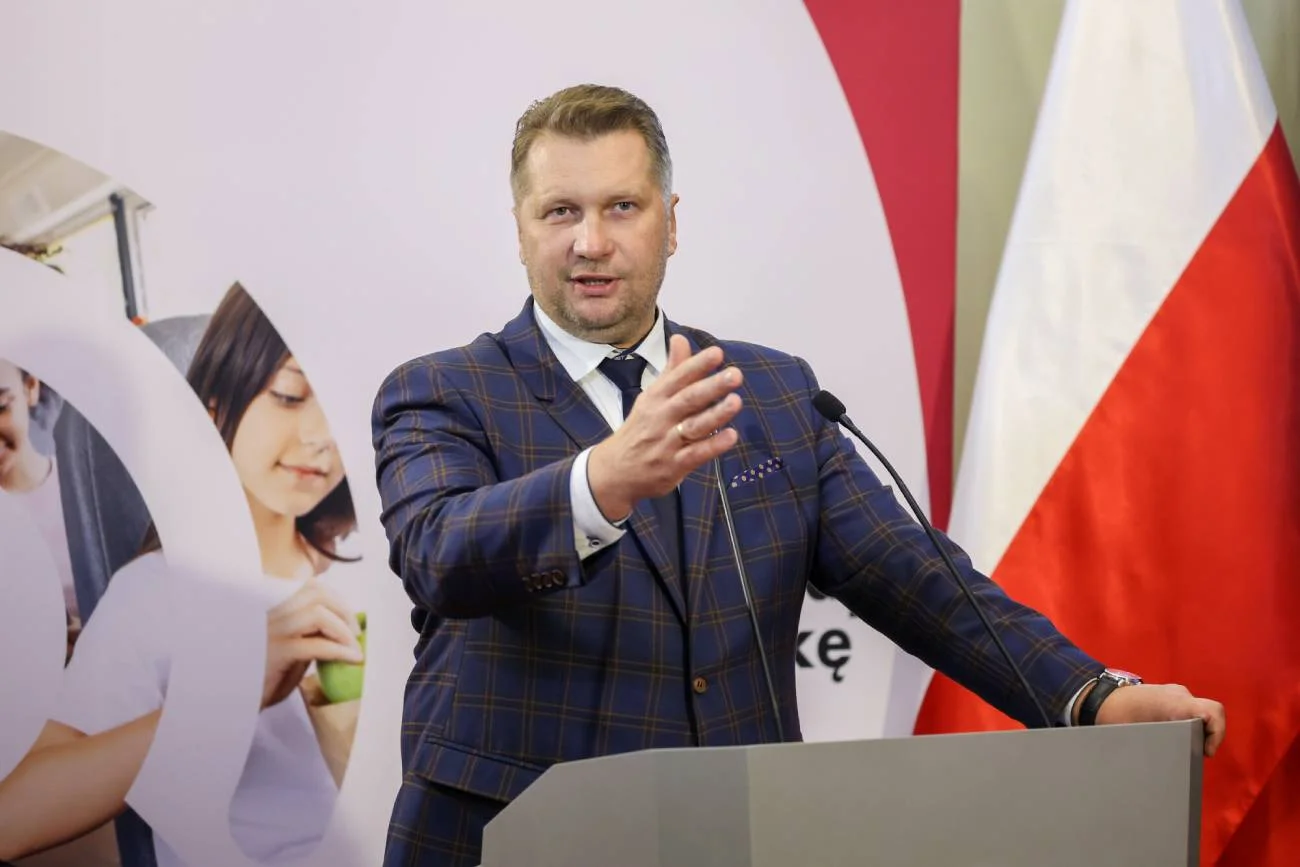 Czarnek uważa, że jeśli jeden nauczyciel będzie uczył 2 przedmiotów, to problem wakatów w szkołach zniknie.