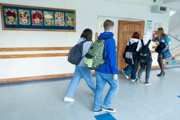 młodzież na korytarzu
