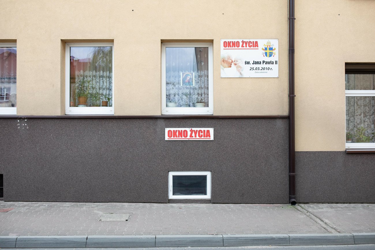 okno życia w klasztorze sióstr antoninek w Wieluniu