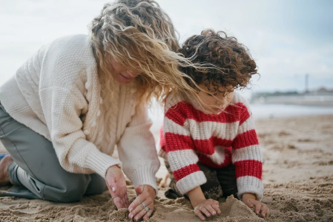 Samotna mama – co warto wiedzieć o samodzielnym wychowaniu dziecka Na zdjęciu widać mamę i synka bawiącego się na plaży