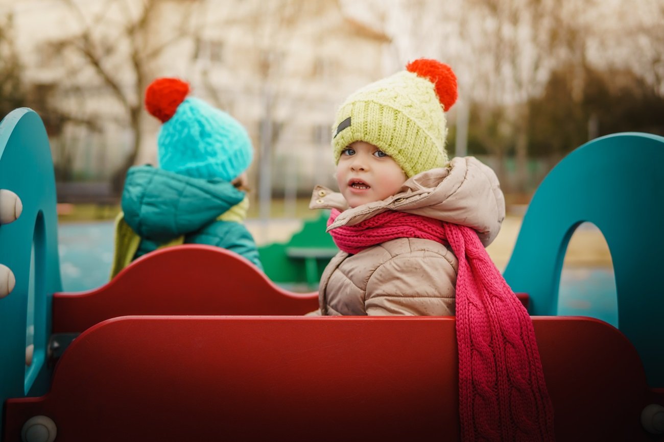 Ponad 10 stopni, a dzieci ubrane jak na Syberię. Zaczyna się sezon na narodowe przegrzewanie