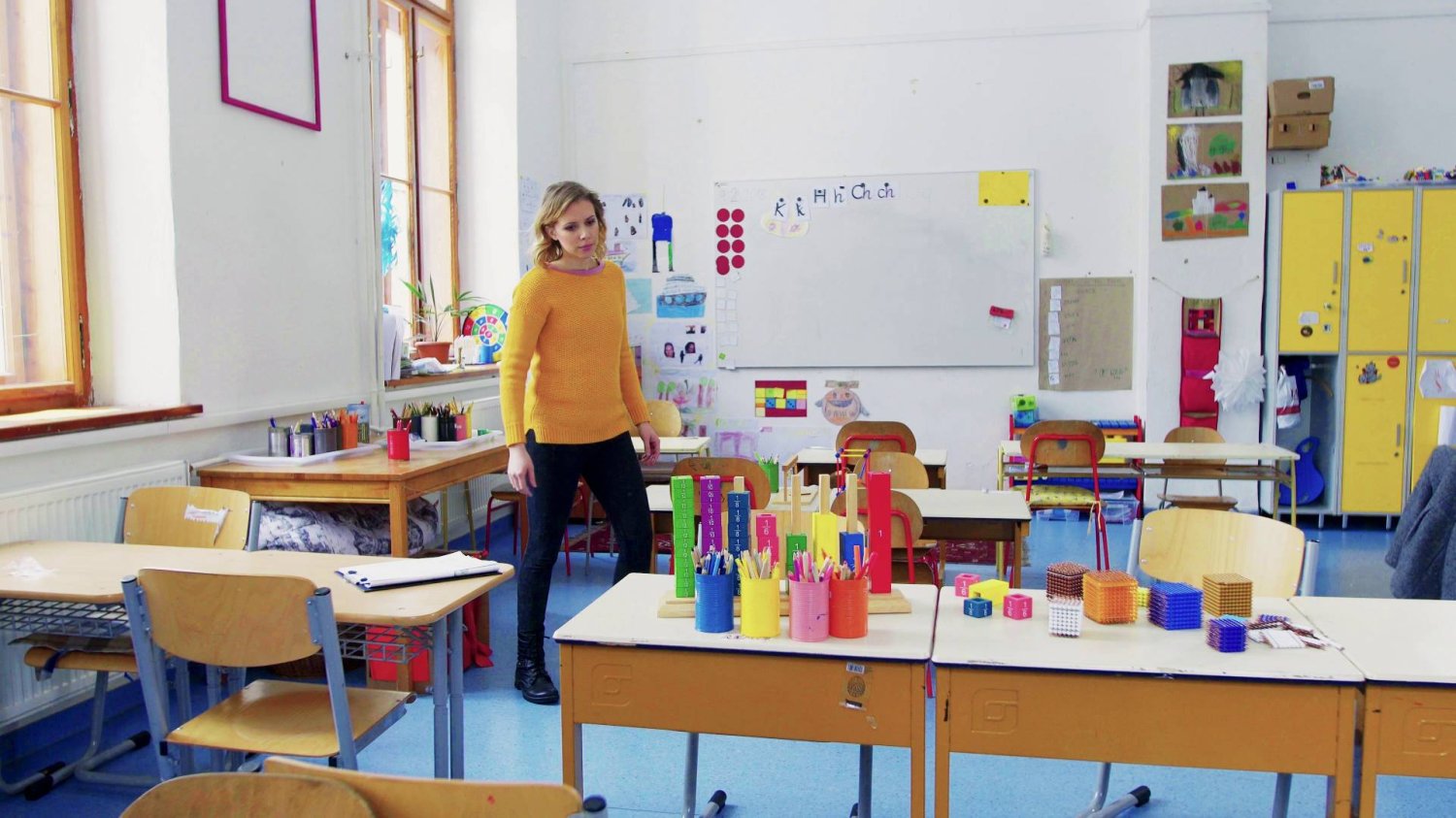 nauczycielka w klasie sprzata pomoce naukowe nauczycielka w klasie sprzata pomoce naukowe