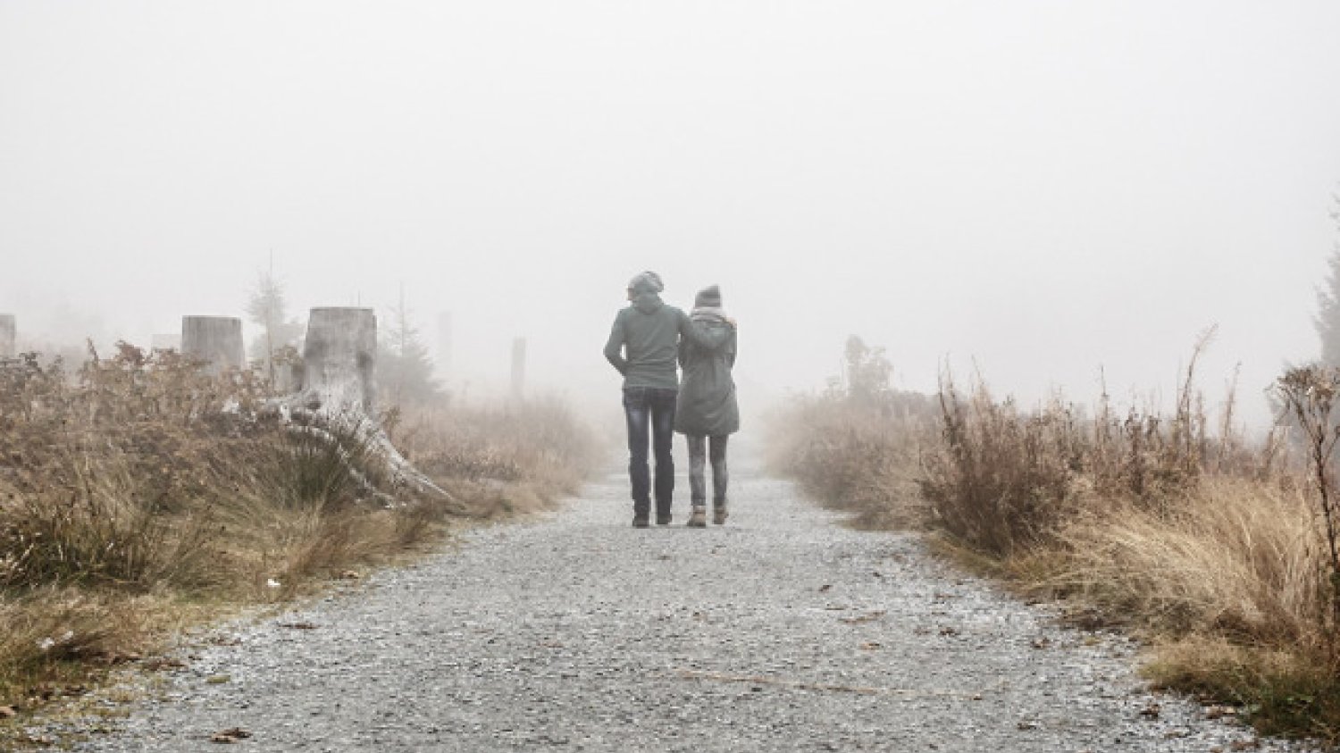Fot. Pixabay / [url=https://pixabay.com/en/people-walking-path-foggy-fog-1031189/]Unsplash[/url] / [url=https://pixabay.com/en/service/terms/#usage]CC0 Public Domain[/url]