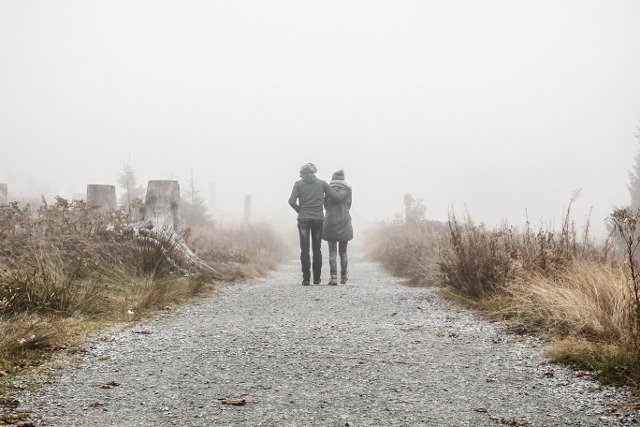 Fot. Pixabay / [url=https://pixabay.com/en/people-walking-path-foggy-fog-1031189/]Unsplash[/url] / [url=https://pixabay.com/en/service/terms/#usage]CC0 Public Domain[/url]