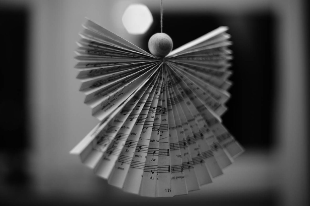 Tradycyjne ozdoby choinkowe - aniołki na choinkę DIY z papieru