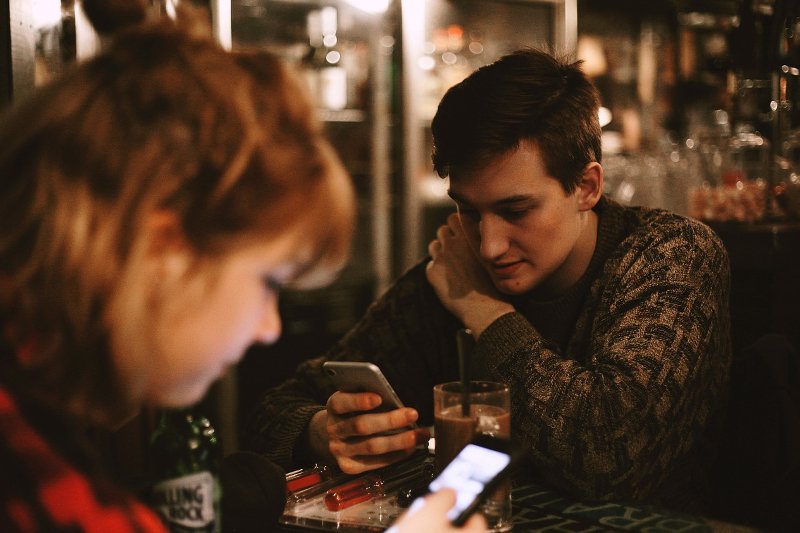 Jesper Juul radzi, w jakich momentach należy odłożyć telefon.