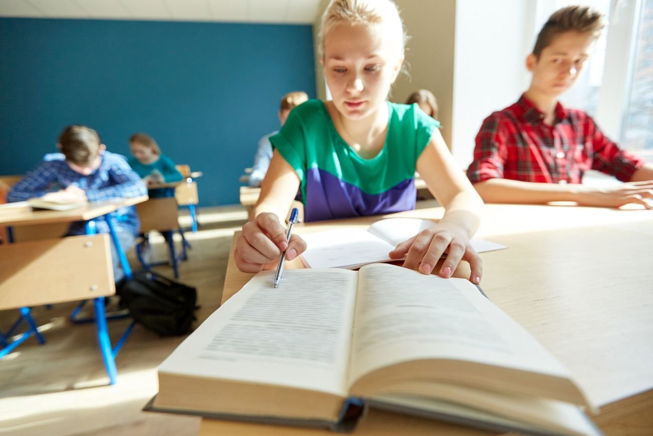 uczennica czyta na lekcji lekturę szkolną uczennica czyta na lekcji lekturę szkolną