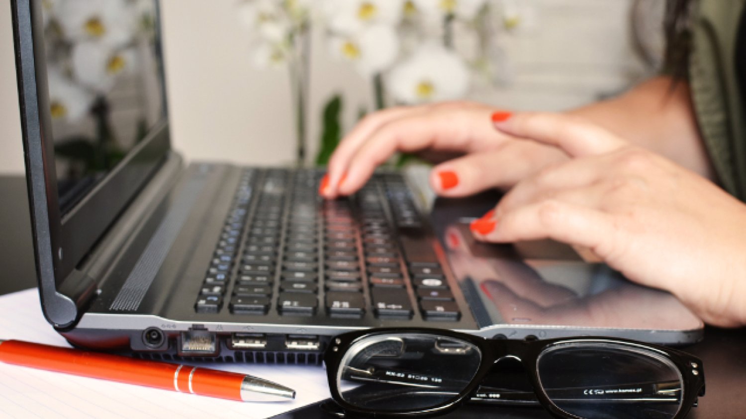 Fot. Pexels / [url=https://www.pexels.com/photo/person-woman-desk-laptop-3061/]www.pexels.com[/url] / [url=https://www.pexels.com/photo-license/]Creative Commons Zero[/url]