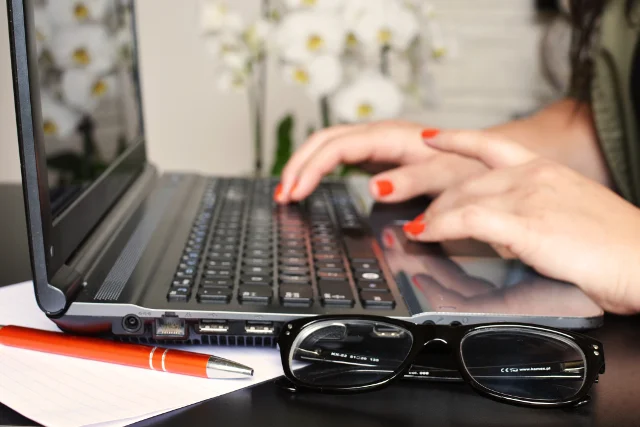 Fot. Pexels / [url=https://www.pexels.com/photo/person-woman-desk-laptop-3061/]www.pexels.com[/url] / [url=https://www.pexels.com/photo-license/]Creative Commons Zero[/url]