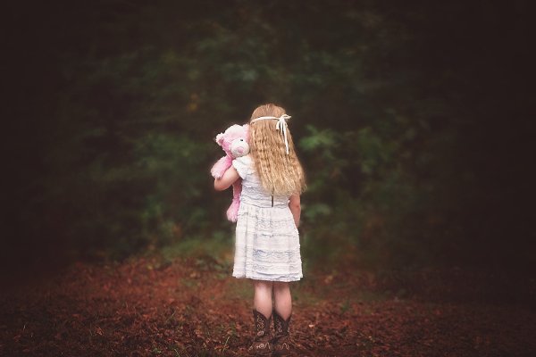 Fot. Pixabay / [url=https://pixabay.com/en/girl-woods-backside-looking-away-956686/]Greyerbaby[/url]/[url=https://pixabay.com/en/service/terms/#usage]CC0 Public Domain[/url]