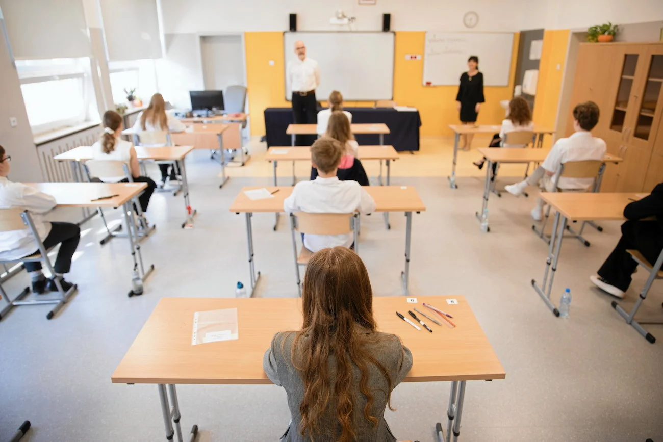 uczniowie podczas egzaminu ósmoklasisty