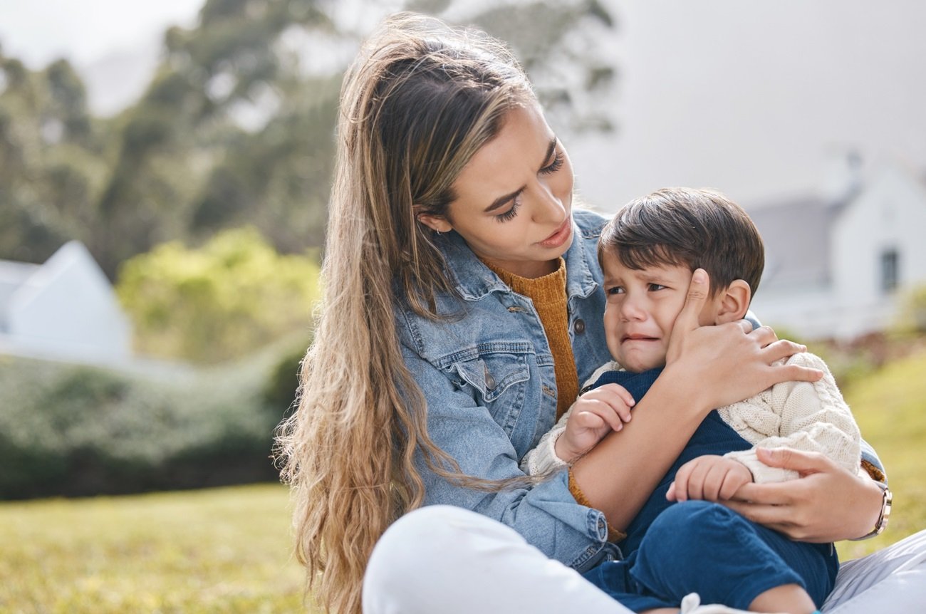 mama pociesza dziecko