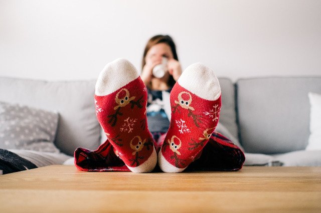 Fot. Pixabay / [url=https://pixabay.com/en/feet-socks-living-room-person-932346/]tookapic[/url] / [url=https://pixabay.com/en/service/terms/#usage]CC0 Public Domain[/url]