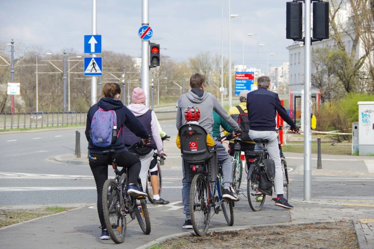 fotelik rowerowy, fotelik na rower dla dziecka, fotelik rowerowy przedni, przepisy, od kiedy na rower z dzieckiem, zasady bezpieczeństwa