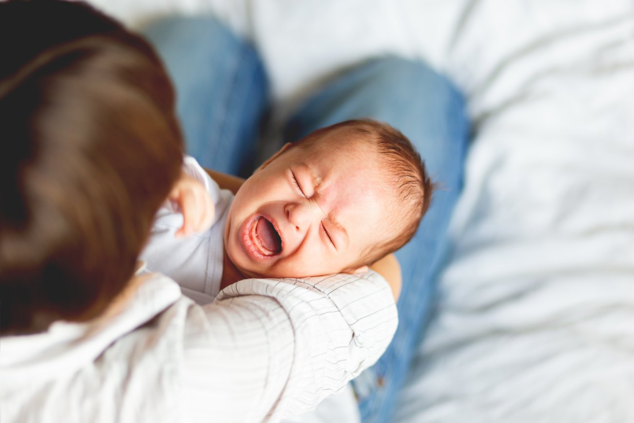 Marudzi, nie śpi i płacze. Te sztuczki pomogą wam przetrwać wakacje z bobasem