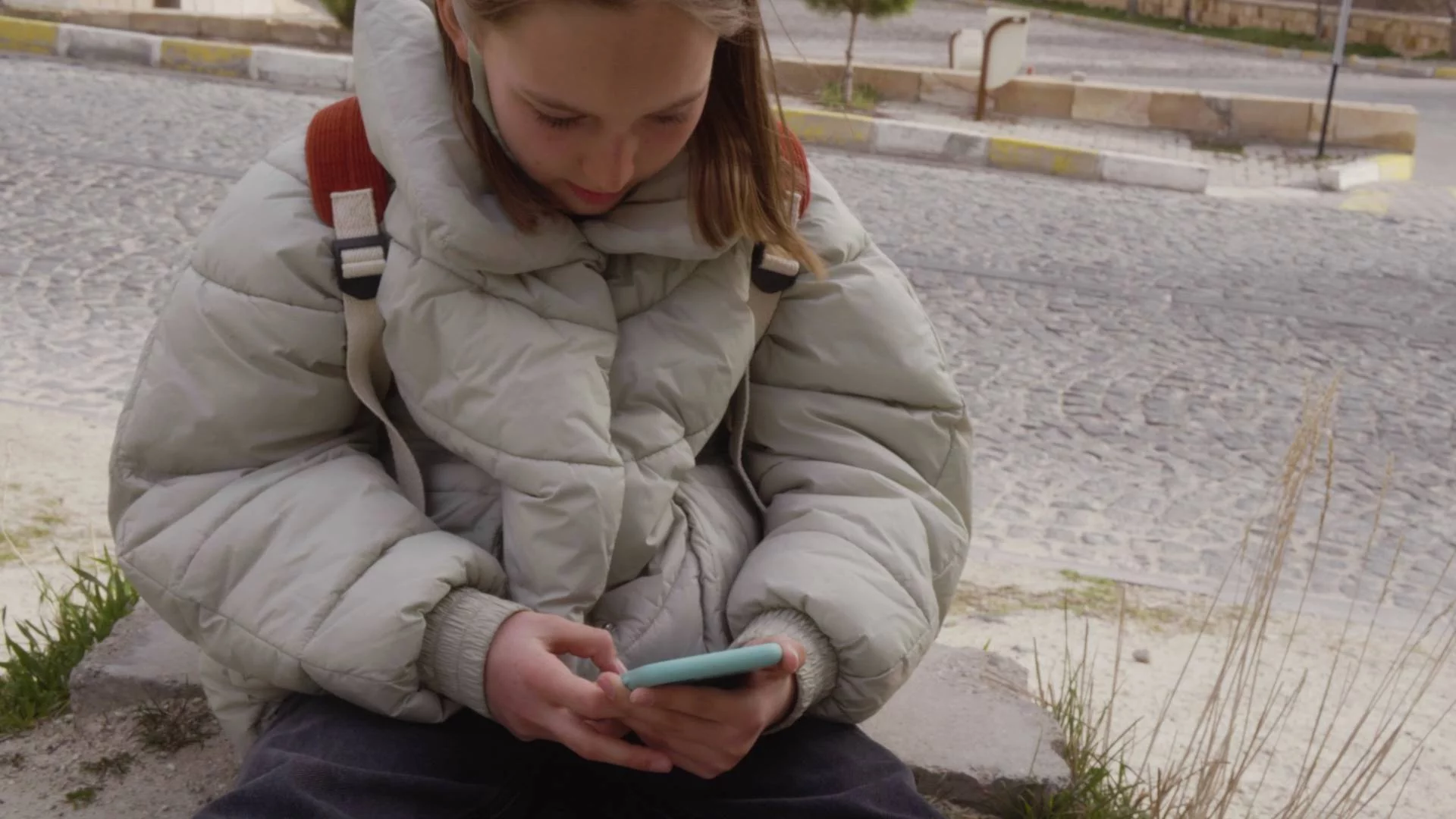 dziewczynka scrolluje smartfona, wpisując pytania do AI dziewczynka scrolluje smartfona, wpisując pytania do AI