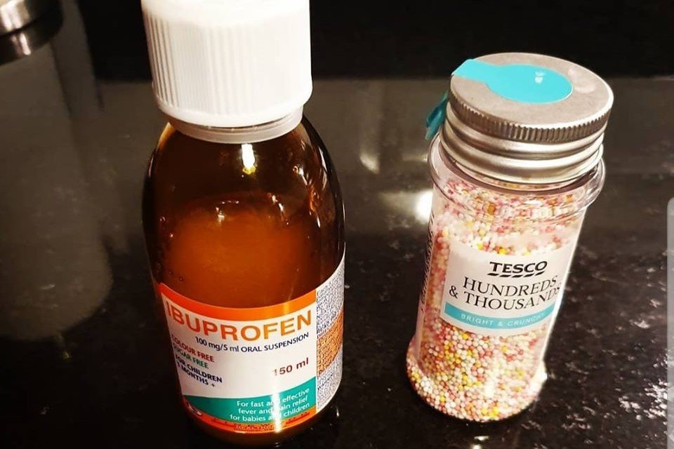 Dziecko nie chce pić syropu? Pewna mama poleca dodać do niego... cukrową posypkę