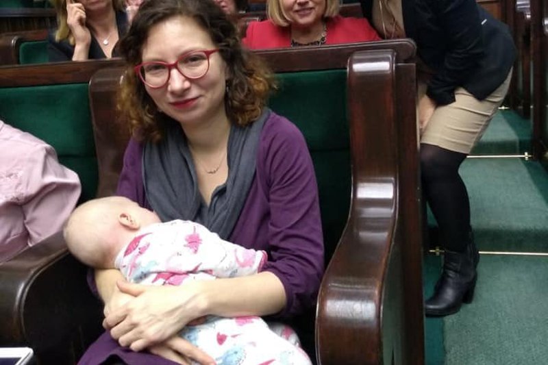 Posłanka Lewicy – Daria Gosek-Popiołek – często przychodzi do Sejmu z 4-miesięczną Józefiną. Starsza Róża chodzi już do żłobka
