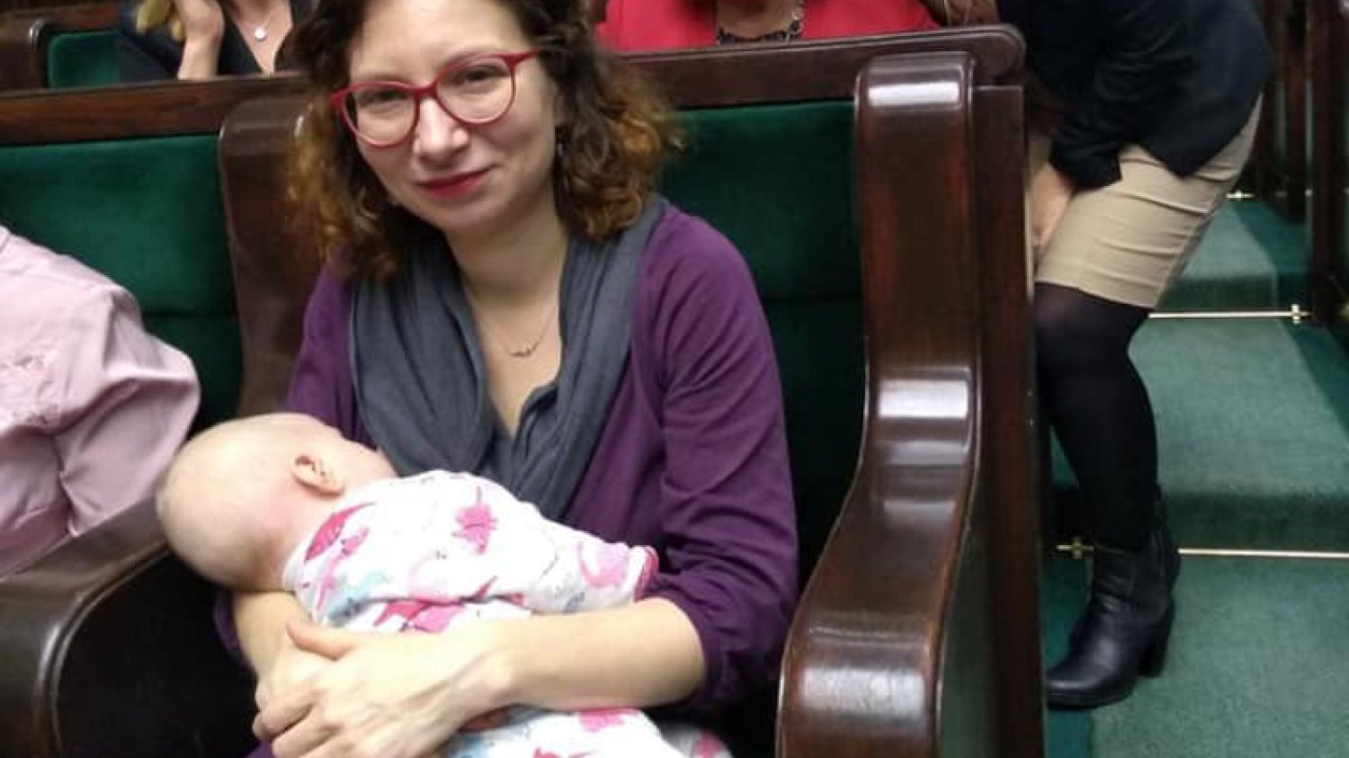 Posłanka Lewicy – Daria Gosek-Popiołek – często przychodzi do Sejmu z 4-miesięczną Józefiną. Starsza Róża chodzi już do żłobka