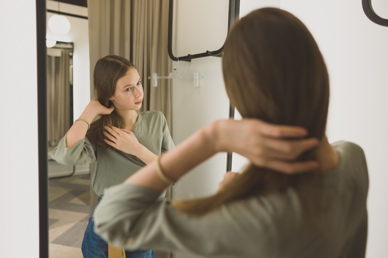 nastoletnia dziewczyna w przymierzalni