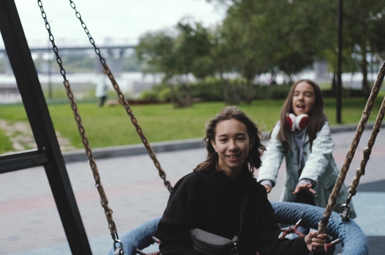 Głośni, wulgarni i znudzeni, straszą maluszki na placach zabaw. "To nie miejsce dla nich"