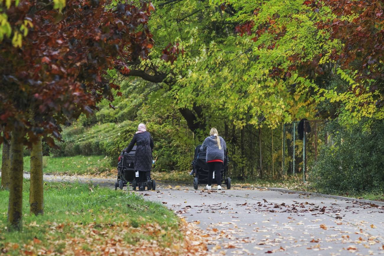 Samotne matki na spacerze z dziećmi.