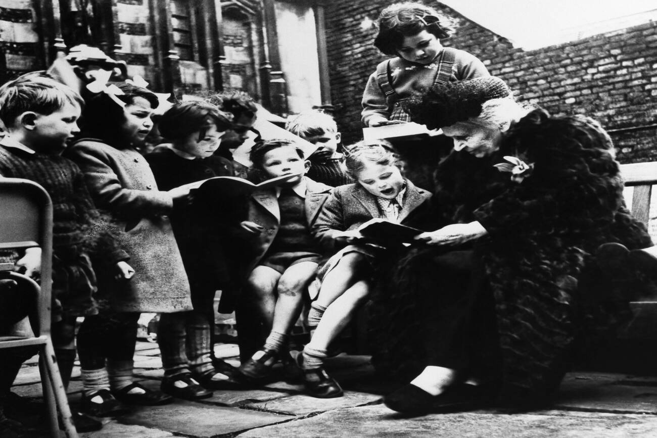 Maria Montessori z dziećmi w jednej ze swoich londyńskich szkół. Lata 40. XX w.