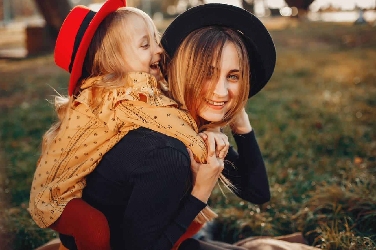 Mama bawi się z córką na świeżym powietrzu.