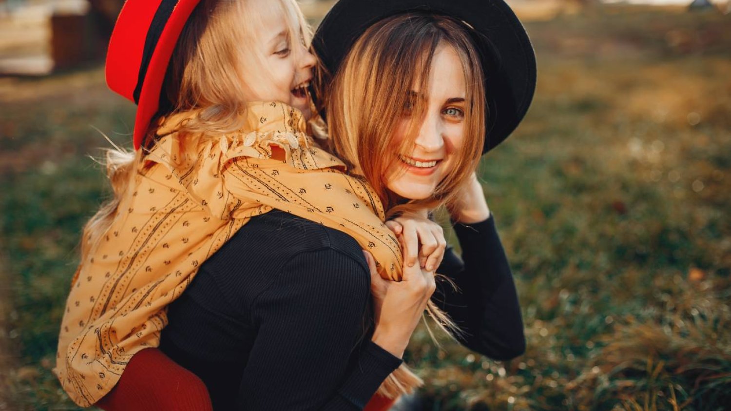 Mama bawi się z córką na świeżym powietrzu.