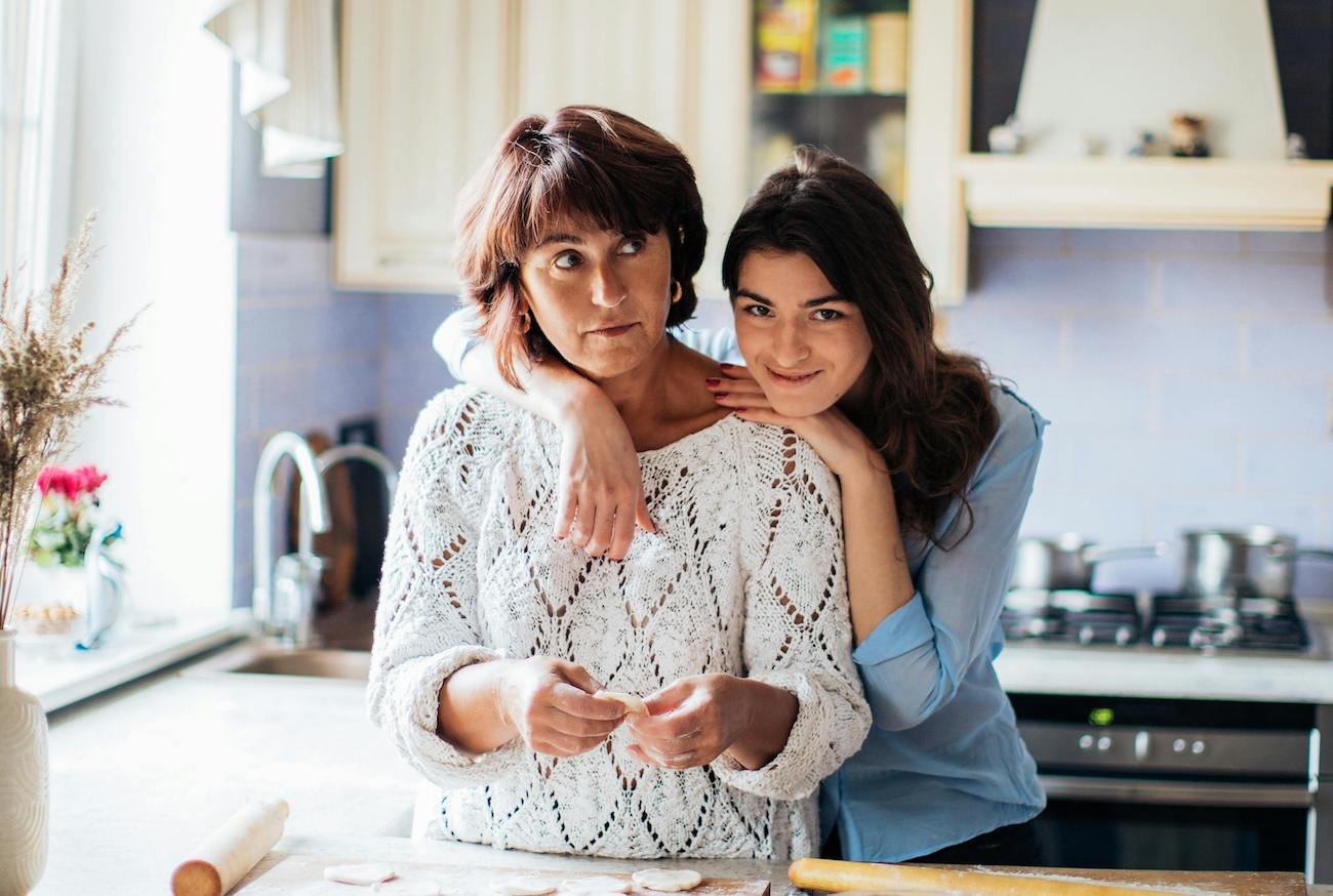 Matki są ostrzejsze wobec córek, a synów głaszczą po głowie. To nie przypadek, a smutny wzór