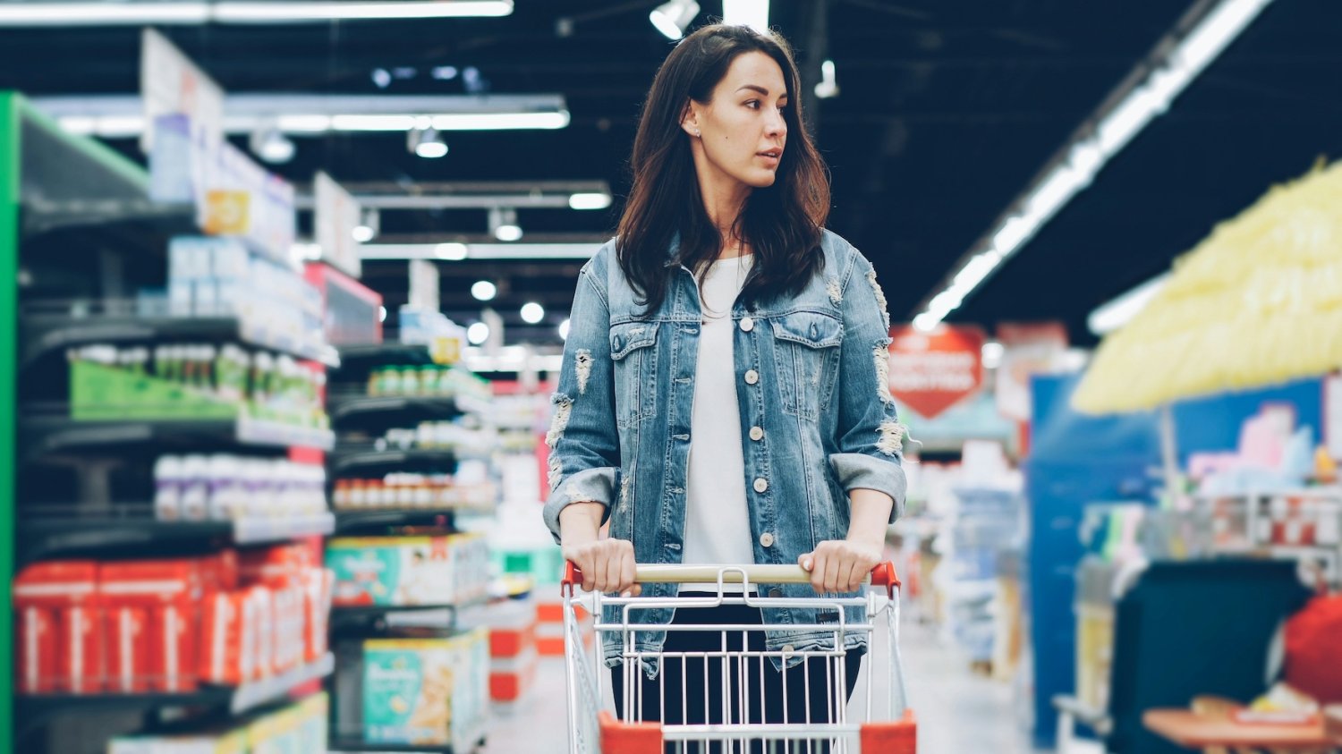 Na zdjęciu kobieta w supermarkecie.