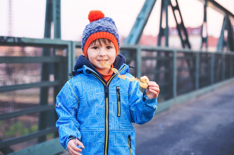 Fast foody + zima? Murowany przepis na wzrost wagi u dzieci, z których wielu już boryka się z nadwagą czy otyłością. Ten sprzyjający tyciu okres wykorzystajmy na zmianę nawyków żywieniowych swojej pociechy