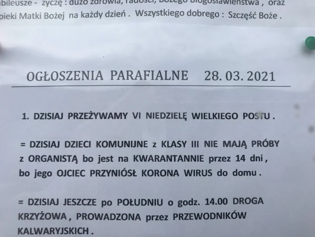 Dezynfekcja krzyża chusteczkami higienicznymi podczas adoracji